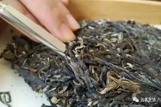 How do you pry open a Pu'er tea cake? 4 微信图片 2025 09 29 124249 813 YM&T