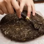 How do you pry open a Pu’er tea cake?