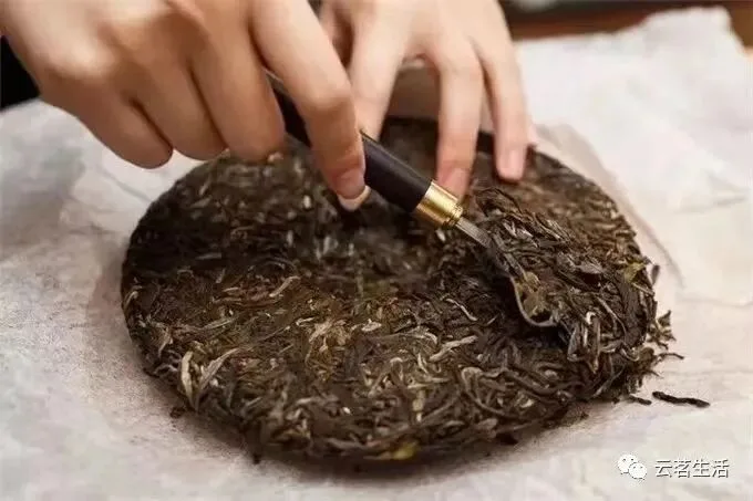 How do you pry open a Pu'er tea cake? 2 微信图片 2025 09 29 124307 096 YM&T
