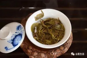 Although drinking tea can reduce stress, what should be paid attention to?