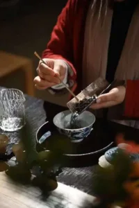 Why do some people have trouble sleeping after drinking tea?