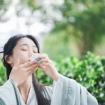 Why can tea both make people alert and help them relax?